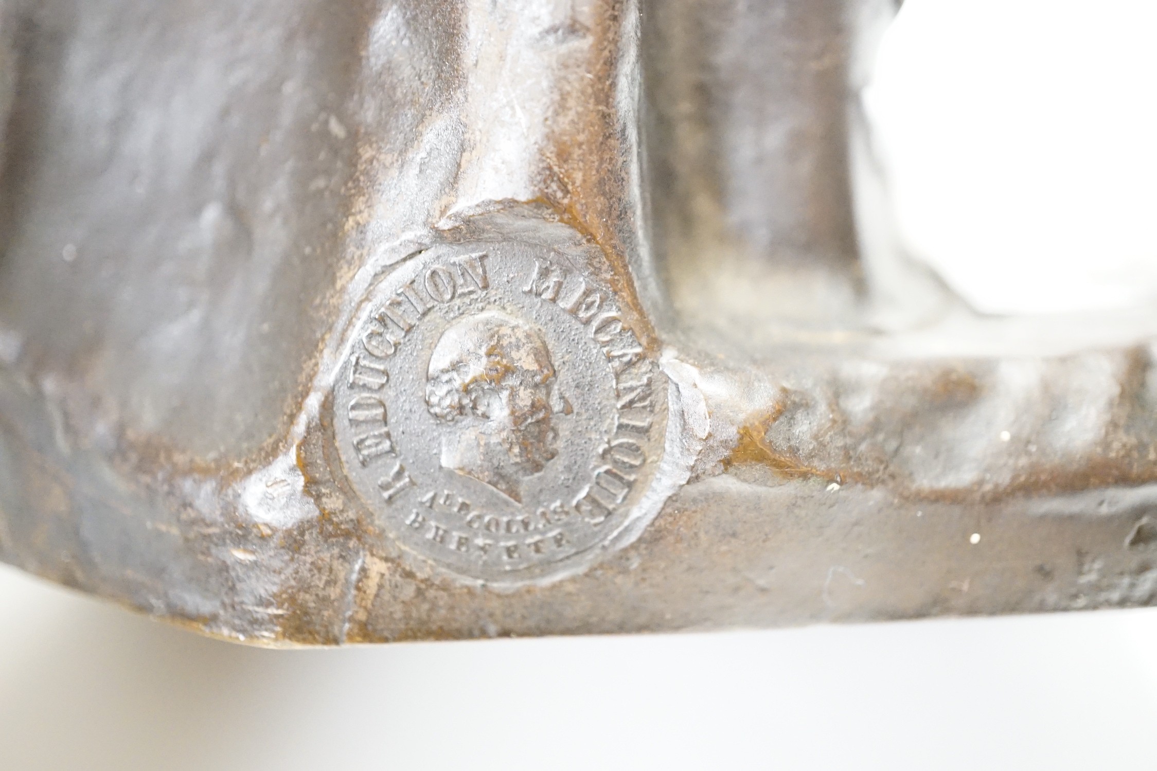 A French bronze model of the Venus de Milo, foundry mark to reverse. 30cm